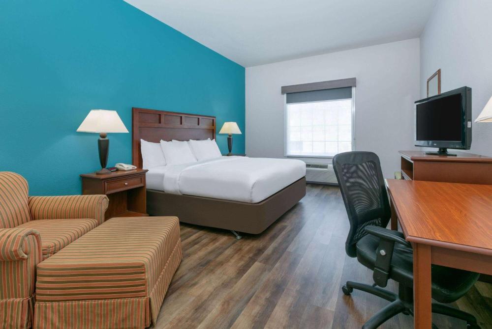 King Room with Bath Tub - Mobility/Hearing Accessible - Non-Smoking interior